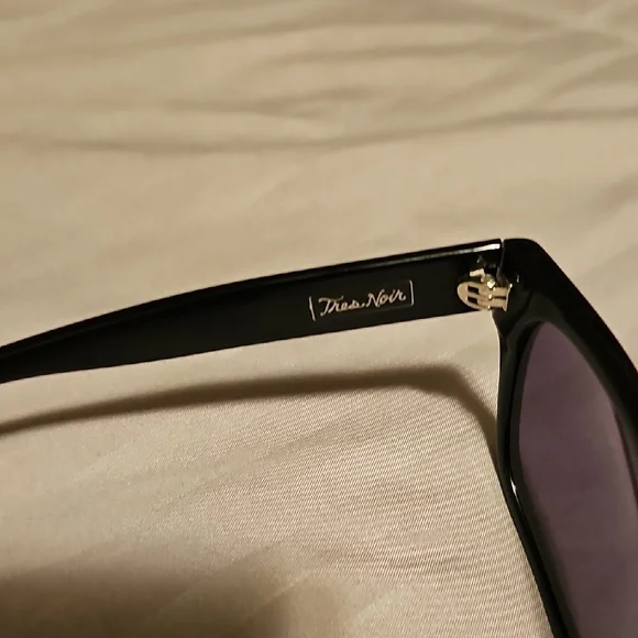 Tres Noir Sunglasses - Picture 5 of 5